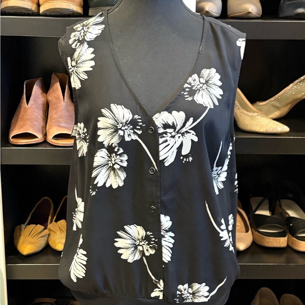 CAbi Black and White Daisy Print Blouse